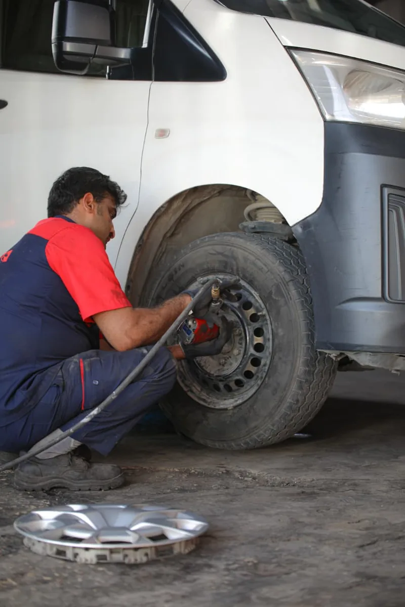الإطارات والزيوت